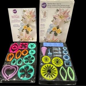 Wilton Gum Paste Flower Cutter Set 26 pieces w/Booklet Makes 14 Flower Varieties